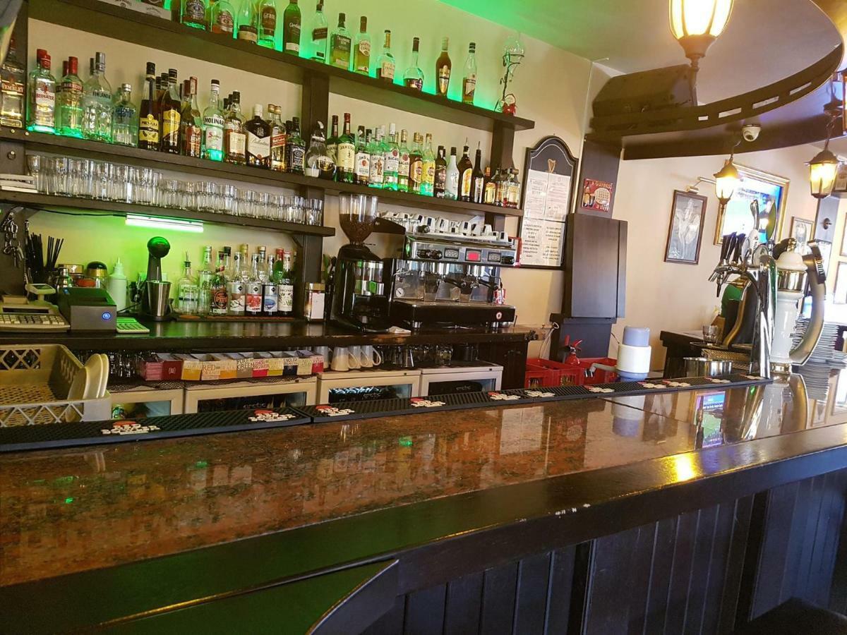 Mediaş Irish Pub酒店 外观 照片